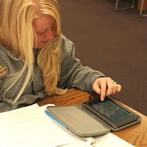 HSU学生用iPad mini做作业
