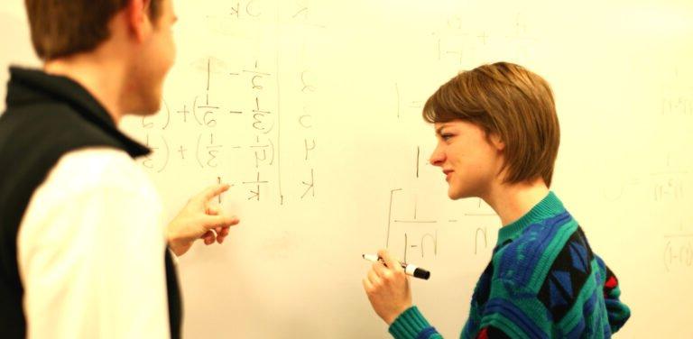 教授和HSU在白板上解数学题