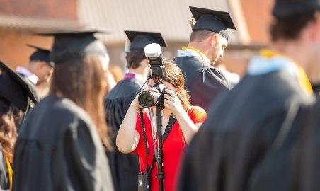 摄影师在毕业典礼上拍照.